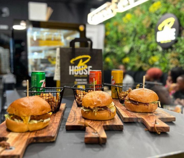 Nous rediffusons l'expérience du fast-food à Montargis en mettant à l'honneur des burgers savoureux.